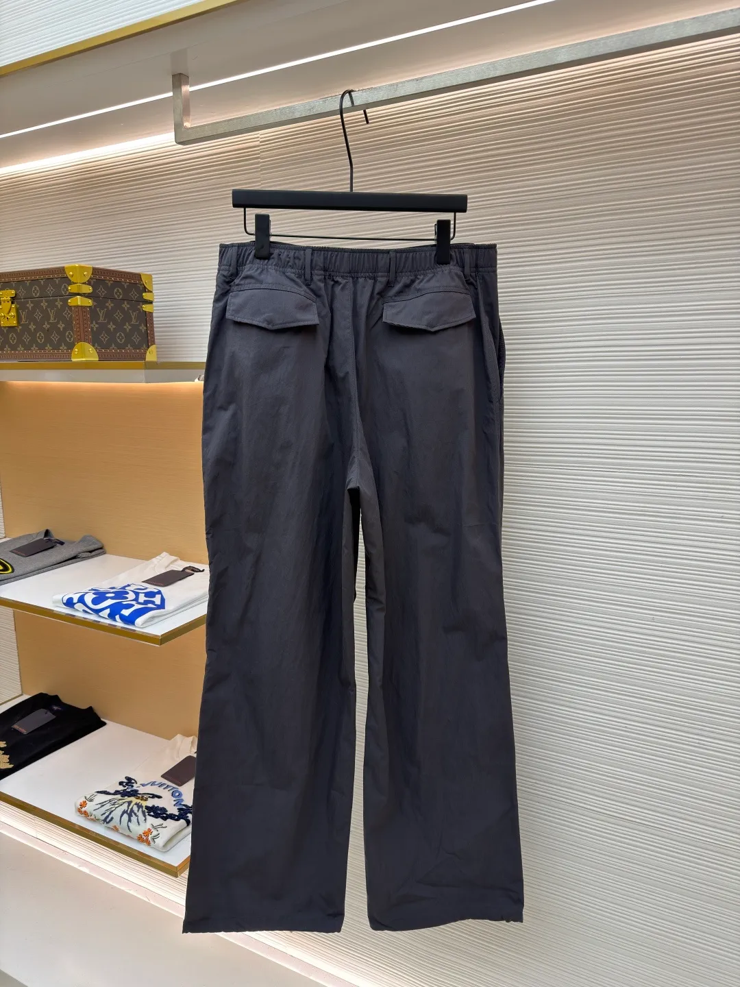 LOUIS VUITTON Small flower embossed label casual trousers ●Original version: purchased and developed for 9999 ●Item number: 1682065-B40 ●Fabric: technical cotton blended fabric ●Technology: embossed label production ●Color: gray ●Version: fitted version ●Weight: about 460 grams ●Size: 44-46-48-50 ●Description: Made of a blended fabric of 68% cotton and 32% nylon, the material ratio accurately balances the advantages of the two fibers: cotton provides a natural skin-friendly feel, breathability and daily wearing comfort; while up to 32% nylon significantly enhances the fabric's wear resistance, tear resistance and overall durability, and may be treated to impart certain water-repellent properties. It shows that the fabric has undergone advanced finishing processes such as mercerization to make the fiber surface smoother, resulting in a smoother feel than ordinary cotton. Italian pockets and trompe l'oeil topstitched flaps: Italian pockets usually refer to inner patch pockets with extremely clean lines and no pleats. The trompe l'oeil effect topstitching uses sewing thread that contrasts with the color of the fabric to create a visual effect that looks like a three-dimensional flap through precise stitches. Its function is to add delicate decorative lines and visual interest while maintaining the flat function of the pocket. Pressed logo leather patch on the left leg: High-quality leather is laser-cut into a specific shape and then heat-pressed or sewn onto the trouser legs. The effect of this process step is to instantly enhance the luxurious quality of the piece and create a sharp material contrast with the cotton main body. On the leather patch, the brand's classic floral logo is embossed with a high-temperature mold. The pattern created this way is discreet, permanent and smooth to the touch, complementing the luxurious texture of the leather as a finishing touch. The overall wiring is straight and delicate, the fabric is comfortable and soft, and the color is consistent without color difference. It can be matched with the same style to create a fashionable look and control various occasions. Customized accessories, complete with three standards, same style for men and women!